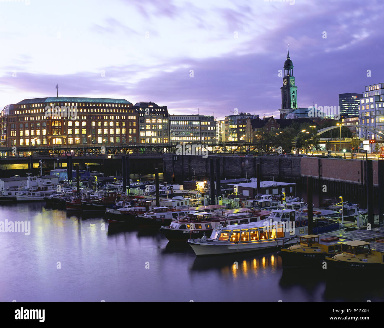 Germania Amburgo vista città porto di Fiume St. Michaelis-chiesa particolare torre nord della Germania città anseatica dock trip-barche Barche Foto Stock