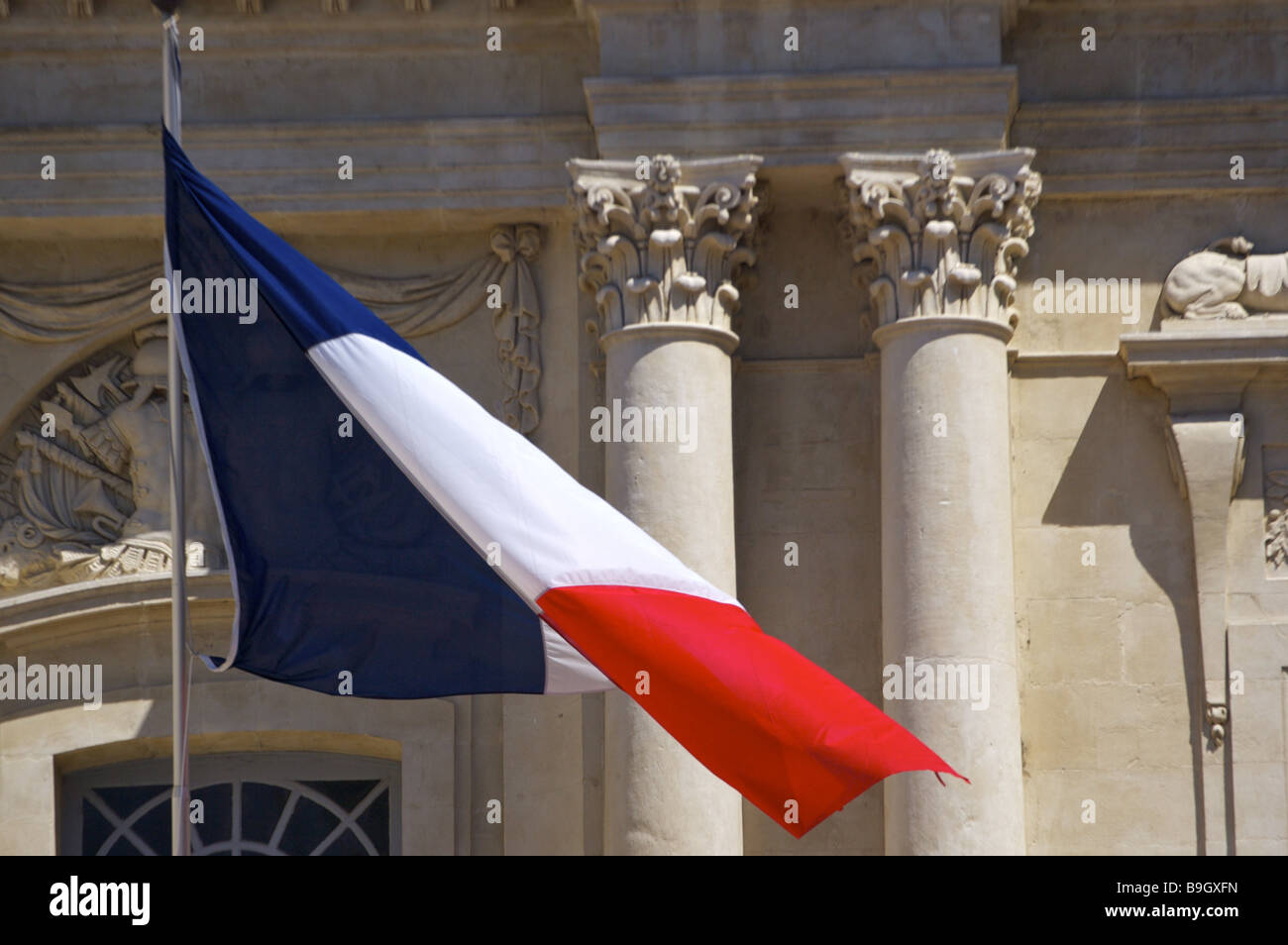 Francia Provenza Arles city-hall dettaglio nazionale-flags South-France città di destinazione di edifici di architettura FACCIATA portale Foto Stock