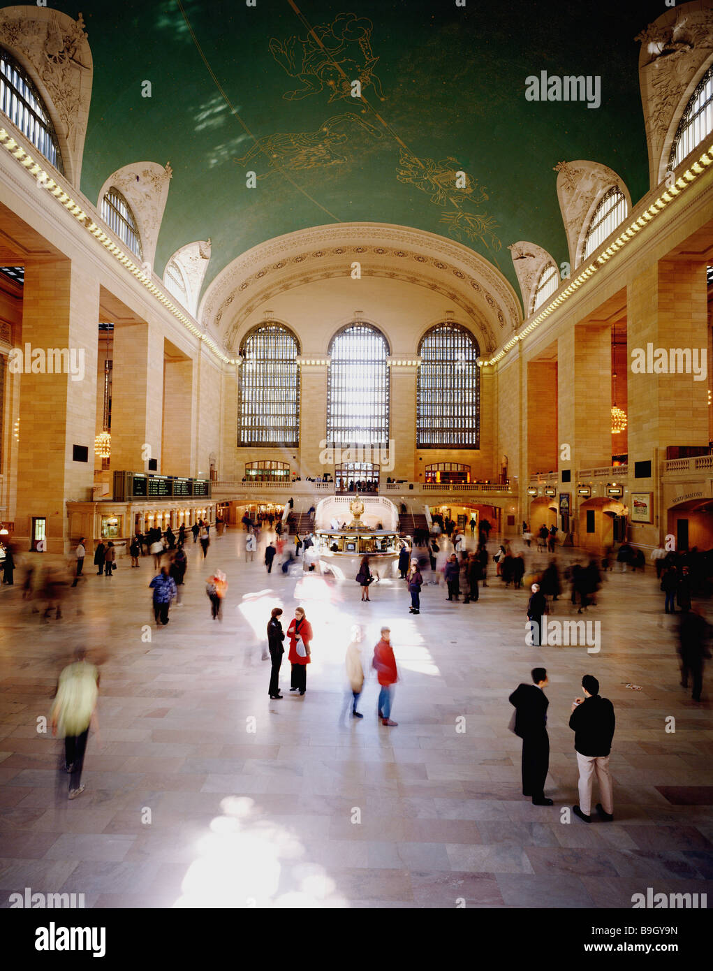 Stati Uniti d'America New York City Manhattan Grand Central station concourse banchi informazioni passeggeri America del nord stazione ferroviaria principale Foto Stock