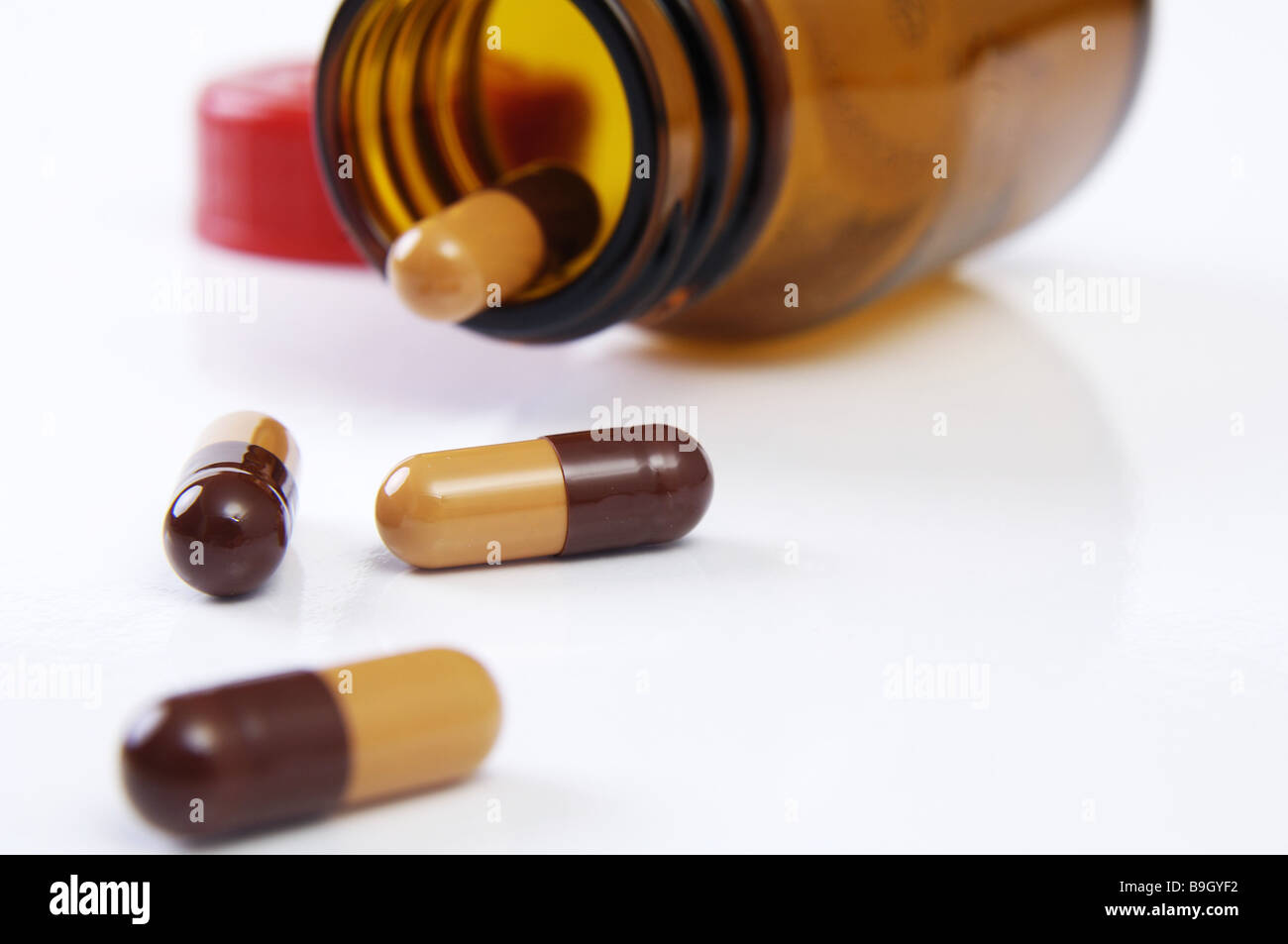 Vetro-fiala apertamente le capsule in due colori serie medicina medicina vitamina-capsule vitamina-preparazione cibo-supplemento Foto Stock