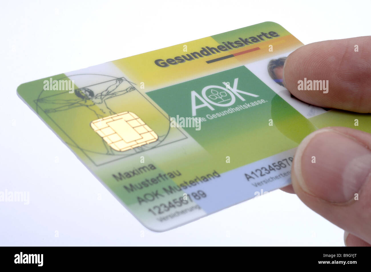 Persona mano policy titolare-card AOK nessuna proprietà release holds compagnia di assicurazione sanitaria legalmente il paziente malato di salute sano chip Foto Stock