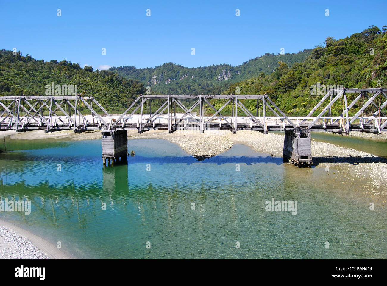 Storico ponte di legno, Fox River, Paparoa National Park, West Coast, Isola del Sud, Nuova Zelanda Foto Stock
