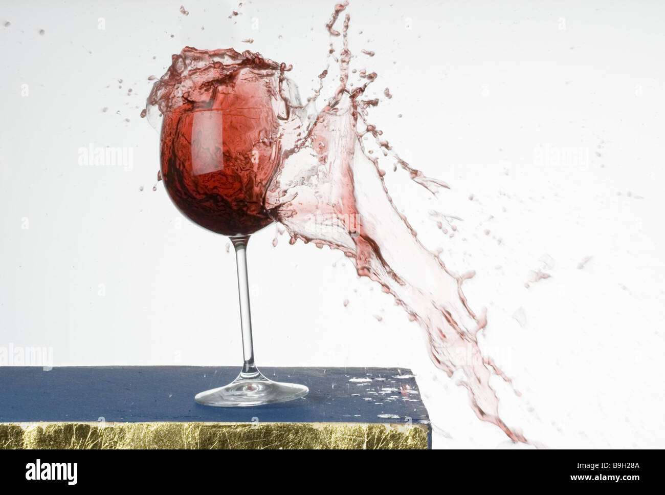 Bicchiere di vino si frantuma il vino rosso schizzi bicchiere tumbler vino rosso-burst di vetro schegge schegge schegge di vetro schegge di vino Foto Stock