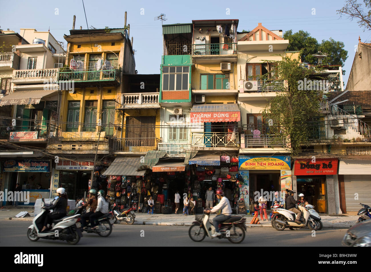 Streetscene con il traffico Hanoi Vietnam Foto Stock