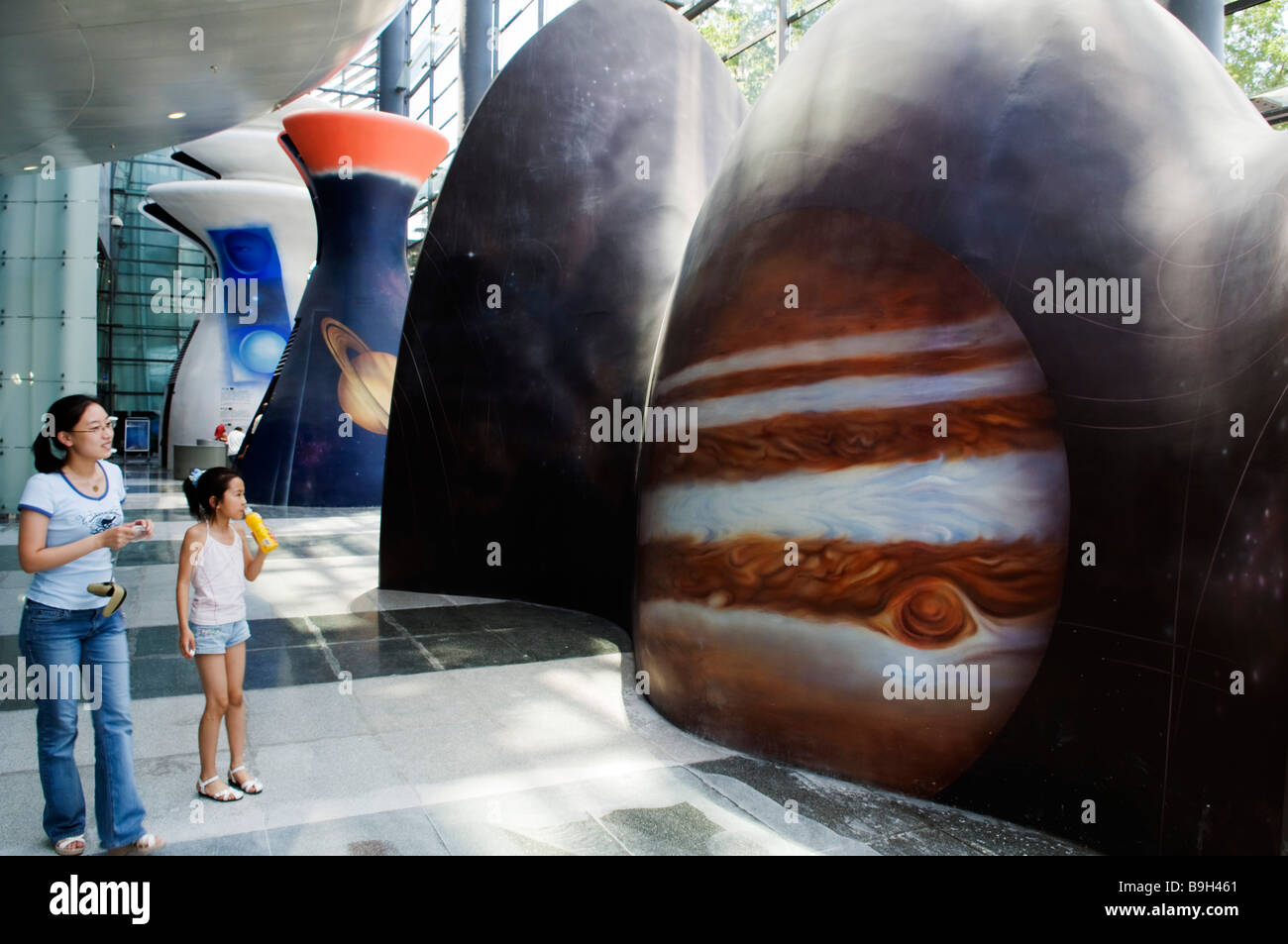 Cina, Pechino. Per i visitatori in cerca di un display al Planetarium Museo Foto Stock