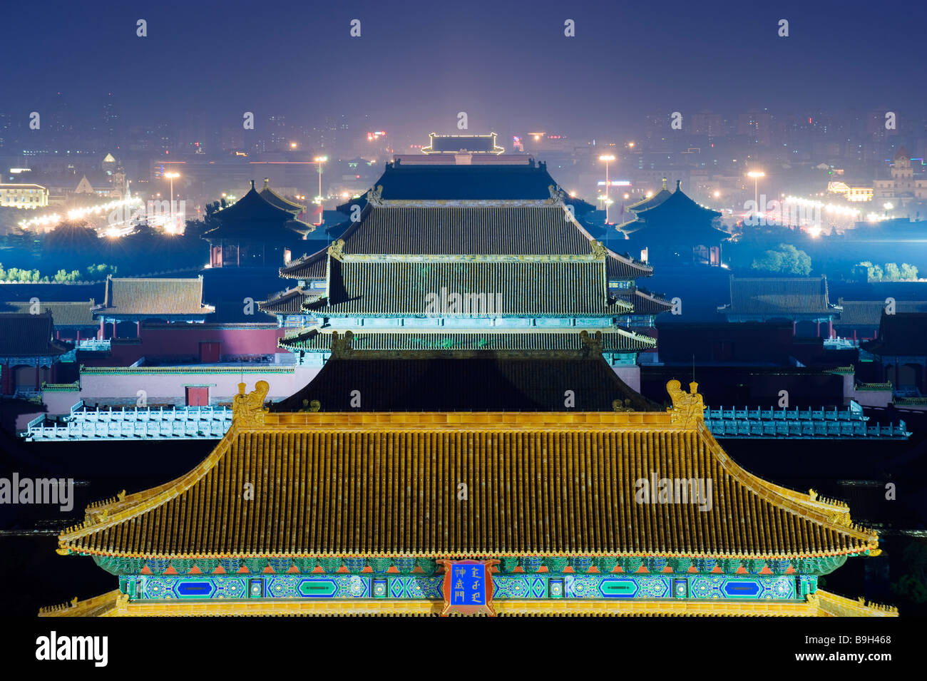 Cina, Pechino, Palazzo della Città Proibita Museum illuminata di notte Foto Stock