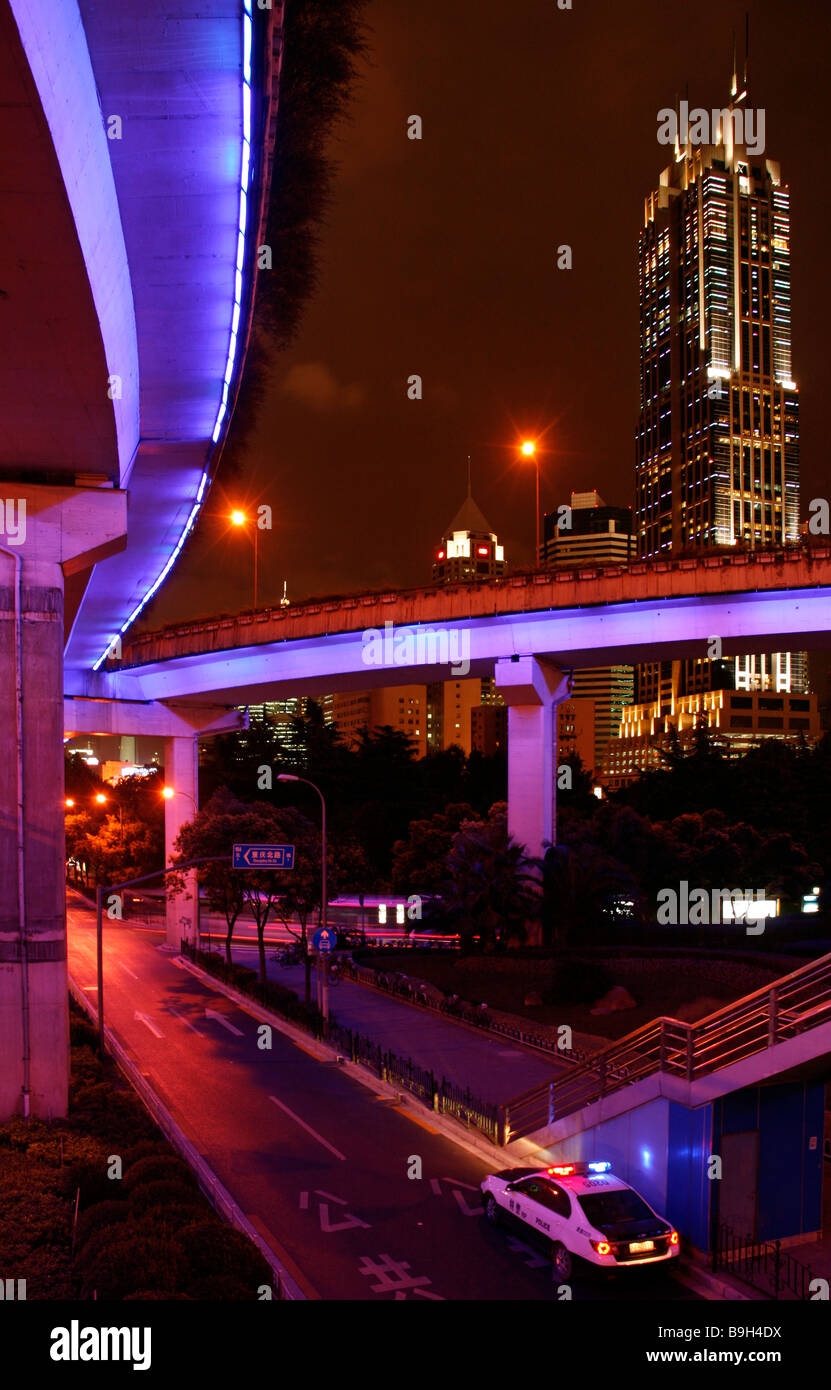 Cina, Shanghai. Viola acceso cavalcavia di Shanghai Foto Stock