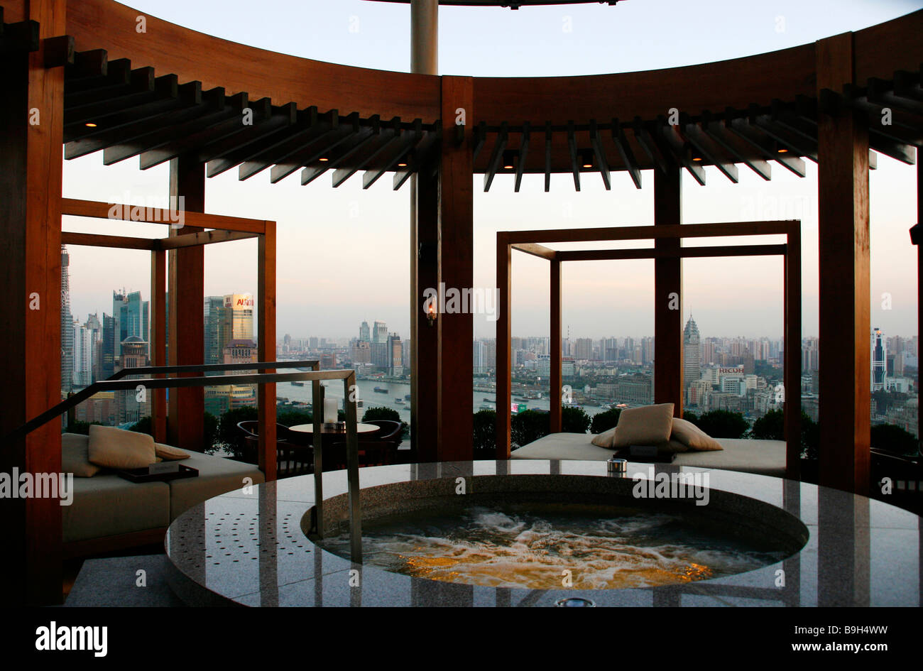 Cina, Shanghai. Vista dalla Hyatt sul Bund Hotel di Shanghai. Foto Stock