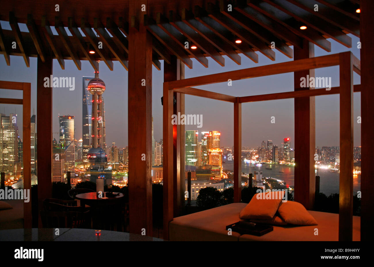 Cina, Shanghai. Vista dal Vue Bar nel Hyatt sul Bund Hotel di Shanghai. Foto Stock