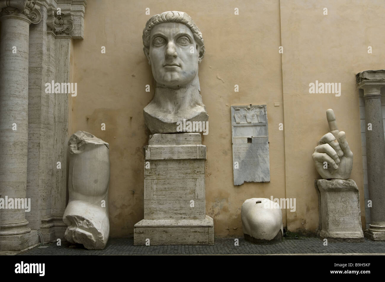 Italia Roma Capitol colossale statua di Imperatore Costantino il Grande frammenti antichi frammenti di esposizioni Campidoglio singoli Foto Stock