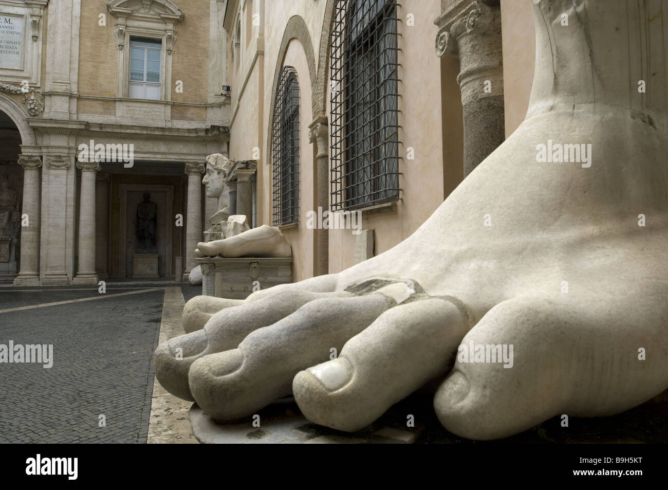 Italia Roma Capitol colossale statua di Imperatore Costantino il grande piede frammenti antichi frammenti di esposizioni Campidoglio Foto Stock