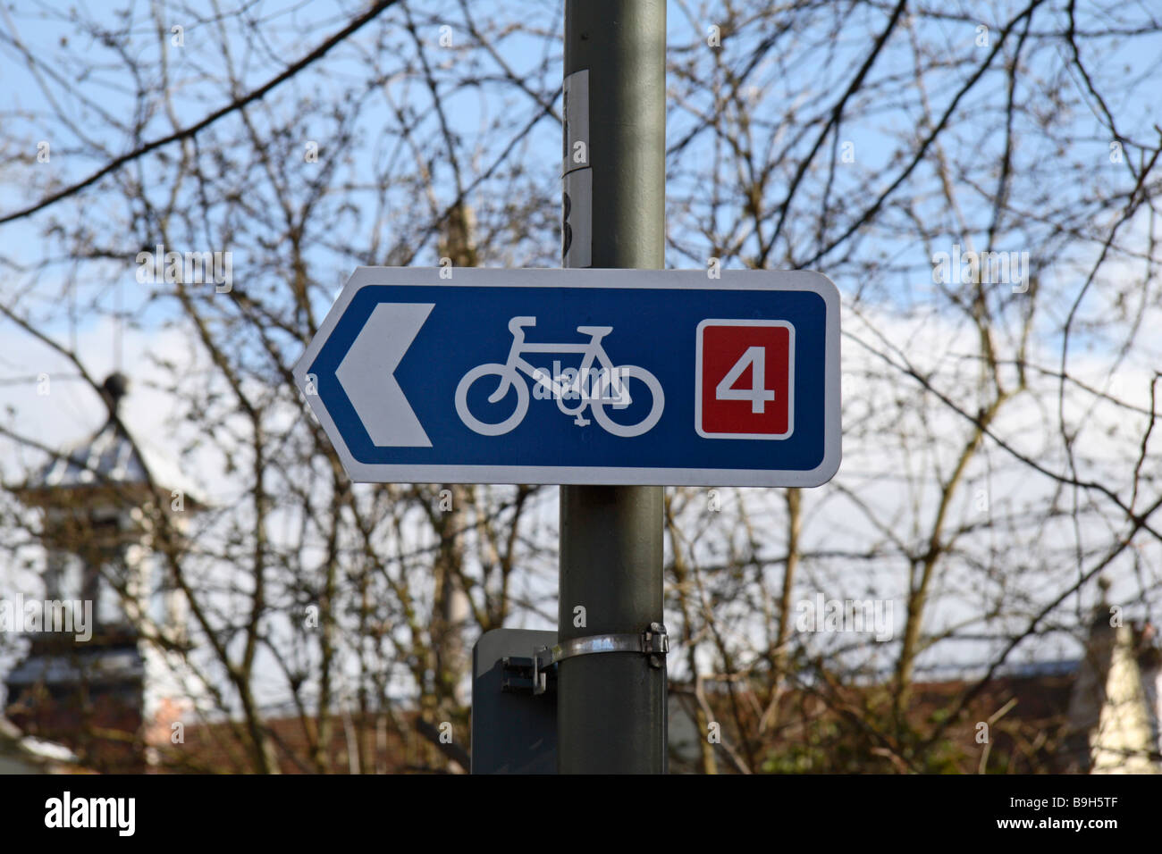 Un cartello stradale per il London cycle Network in Runnymede, Surrey. Foto Stock