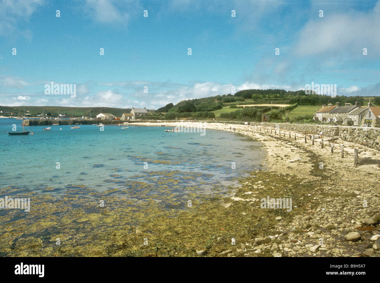 La spiaggia e il molo a New Grimsby su Tresco Island Isole Scilly England Regno Unito Foto Stock