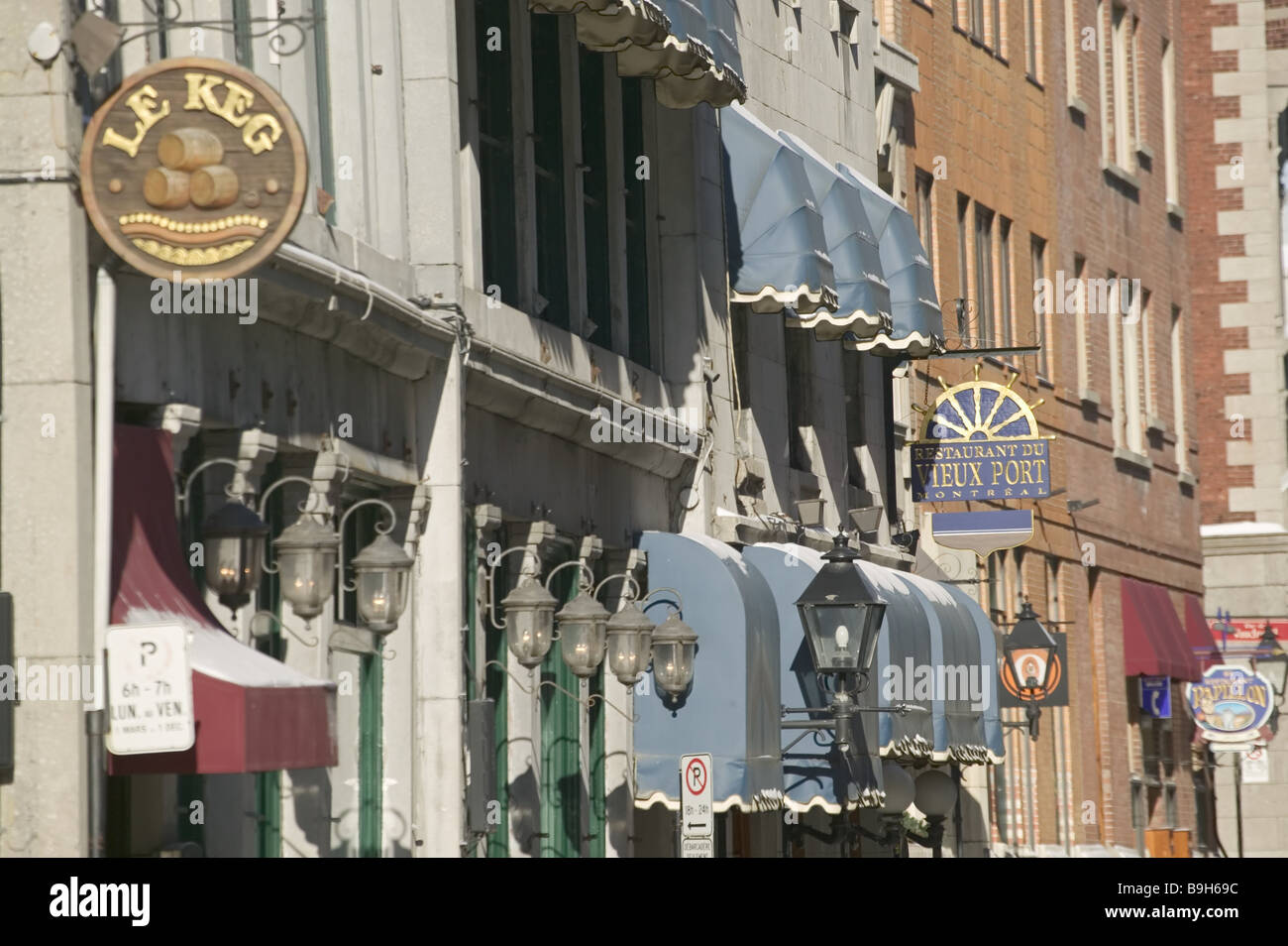 Canada Montreal Vecchia città edifici segni dettaglio America del nord la città di destinazione facciate di case lanterne ristorante-segni Foto Stock