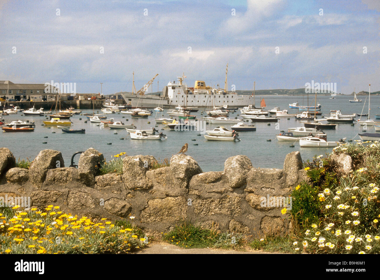 Vista su Hugh città del Porto con la nave passeggeri Scillonian III at St Marys presso le isole Scilly England Regno Unito Foto Stock