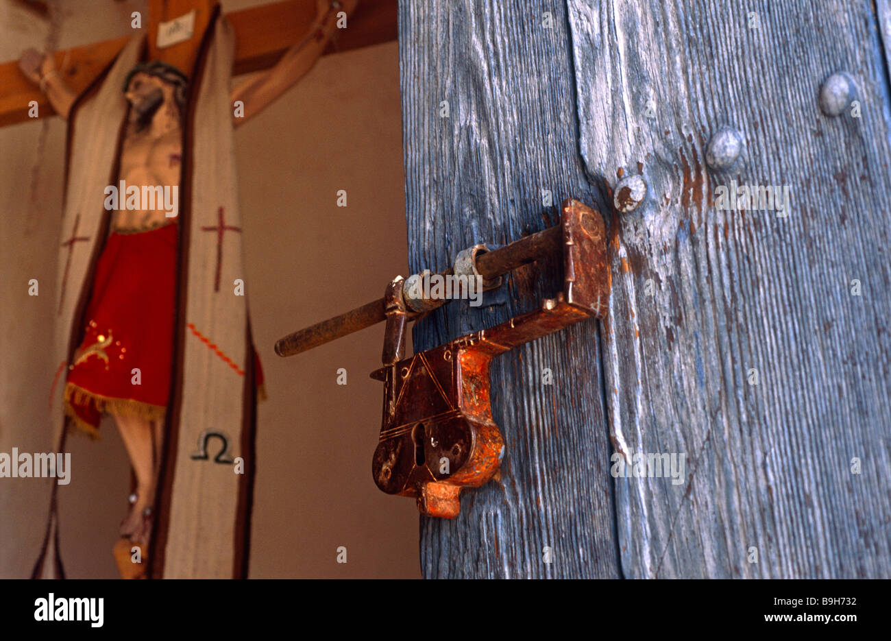 Elaborato sulla serratura su una porta della chiesa in Cariquima, Isluga Parco Nazionale del Cile Foto Stock