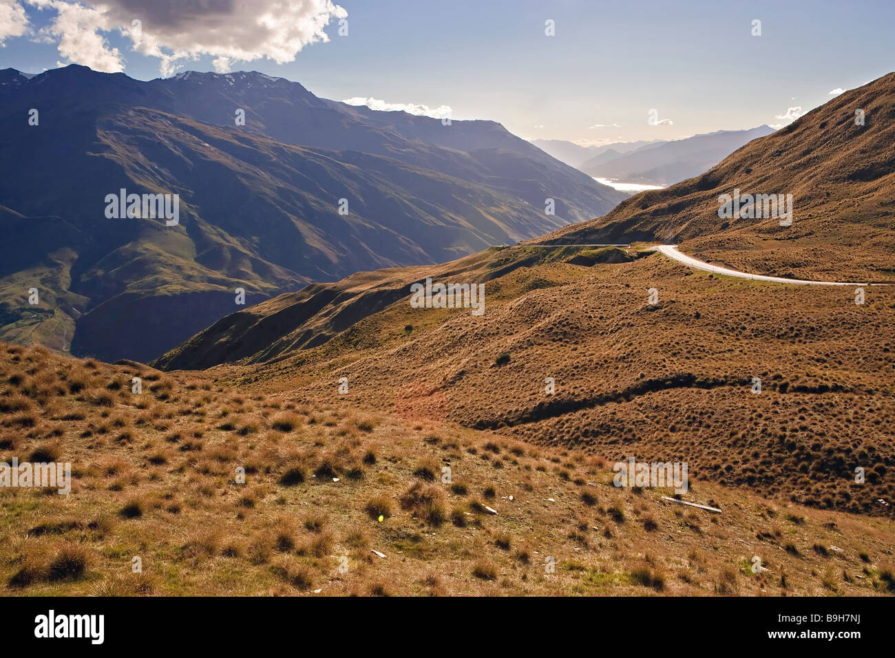 Crown Range Road tra Wanaka e Queenstown Central Otago Isola del Sud della Nuova Zelanda Foto Stock