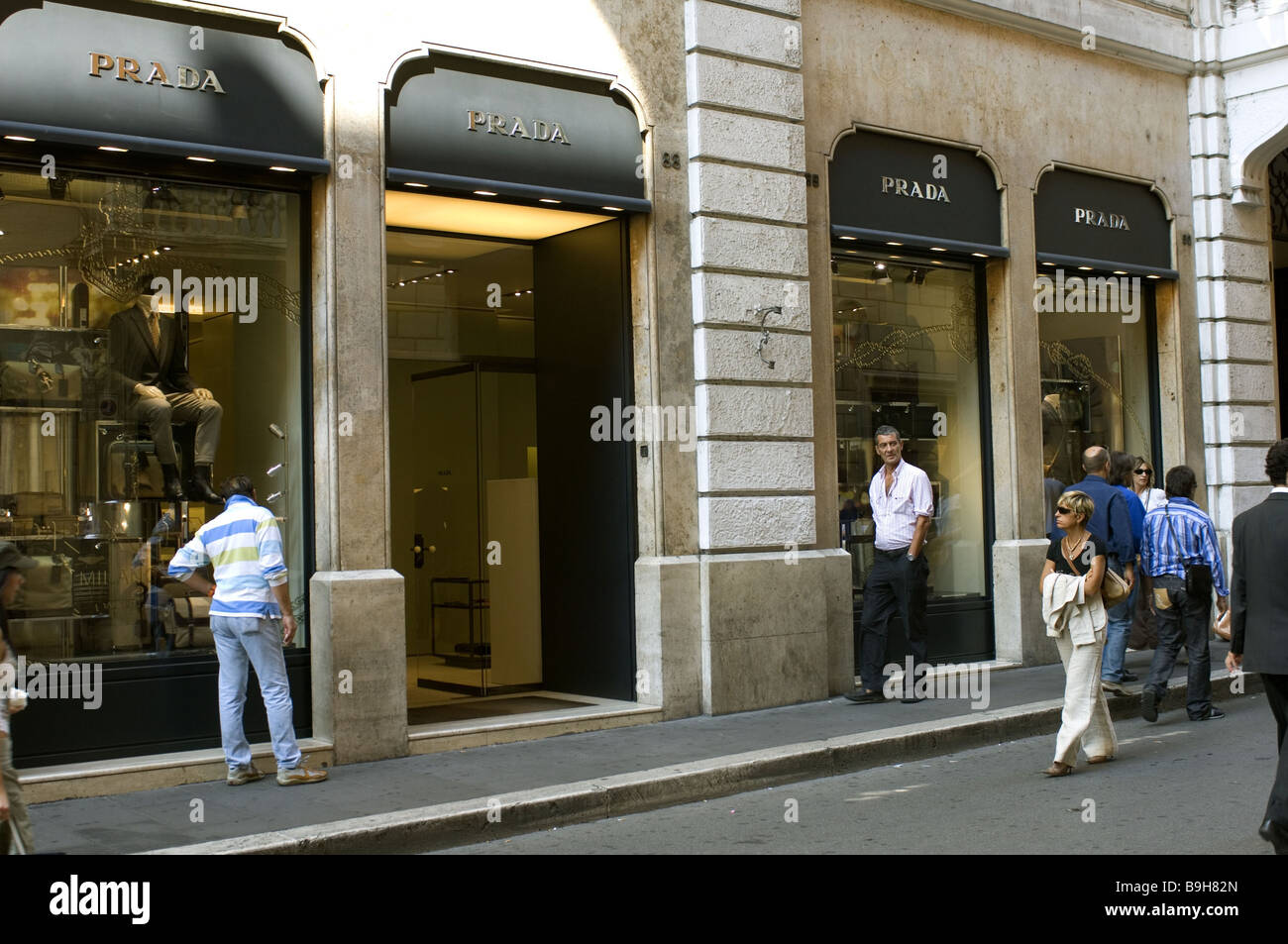 Italia Roma via dei Condotti fashion-business Prada abbigliamento  esterno-business design designer-business shopping Designerlabel Foto stock  - Alamy