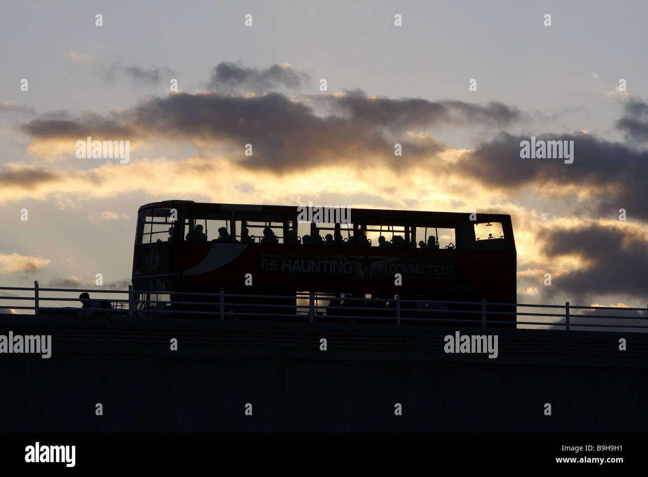 I passeggeri si stagliano come un double-decker attraversa un ponte a Londra Inghilterra. Marzo 24 2009 Foto di Akira Suemori Foto Stock