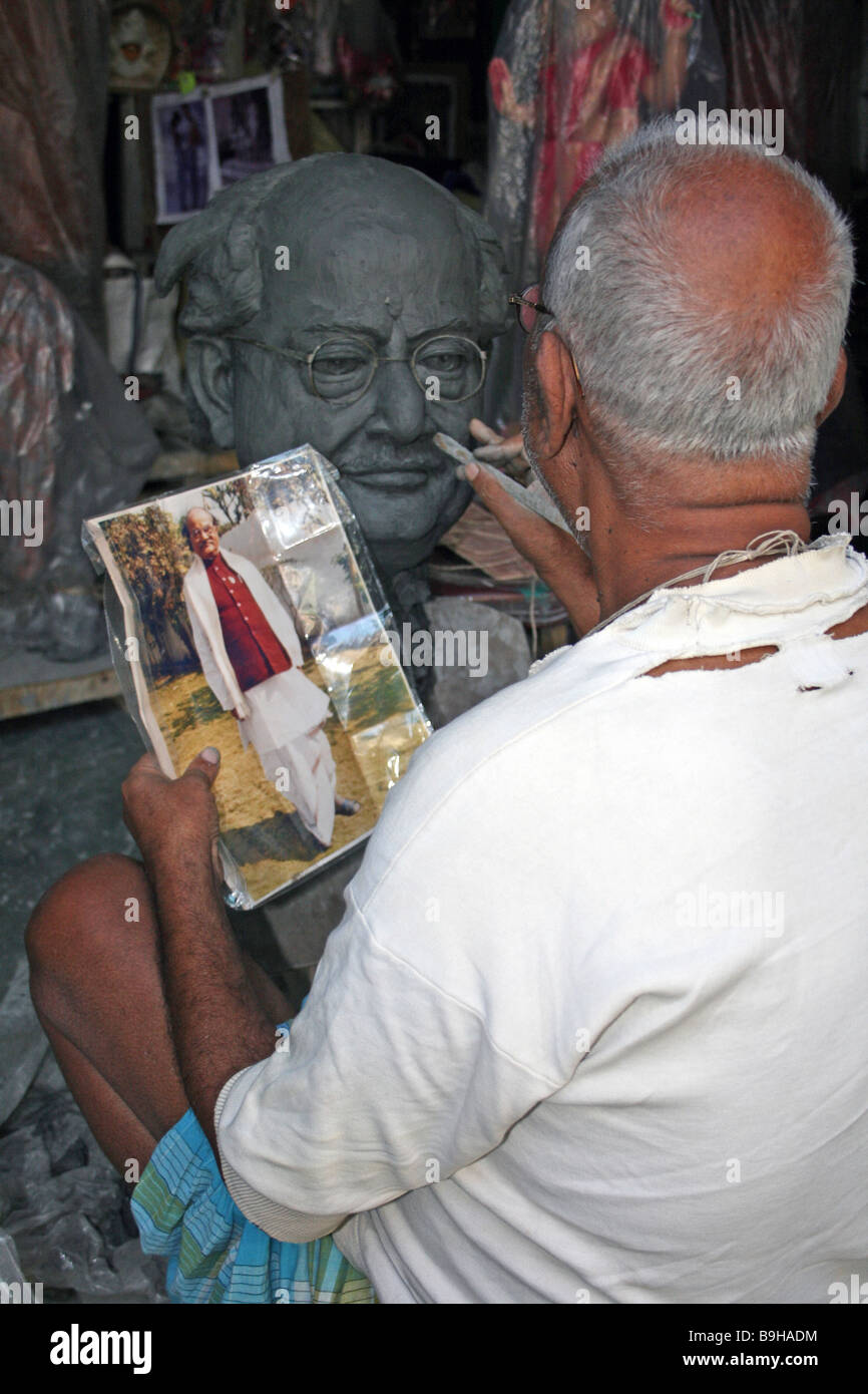 I modelli dello scultore un Mans Busto di argilla in Potters Mercato, Kumortuli, Kolkata Foto Stock