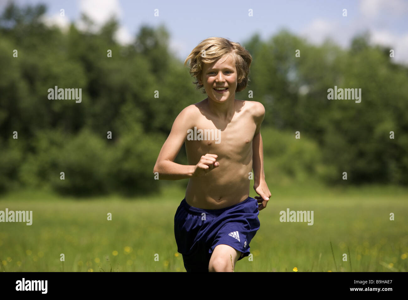 Ragazzo prato in esecuzione Foto Stock