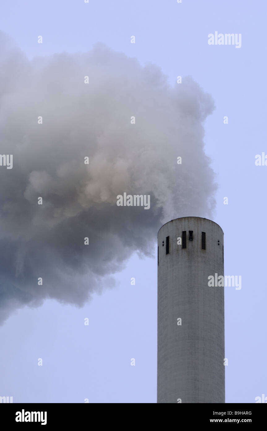 Fumo camino carico inquinante dettaglio fabbrica di emissione pericolo veleno veleno-cloud cielo industria del settore-fumi di scarico Foto Stock