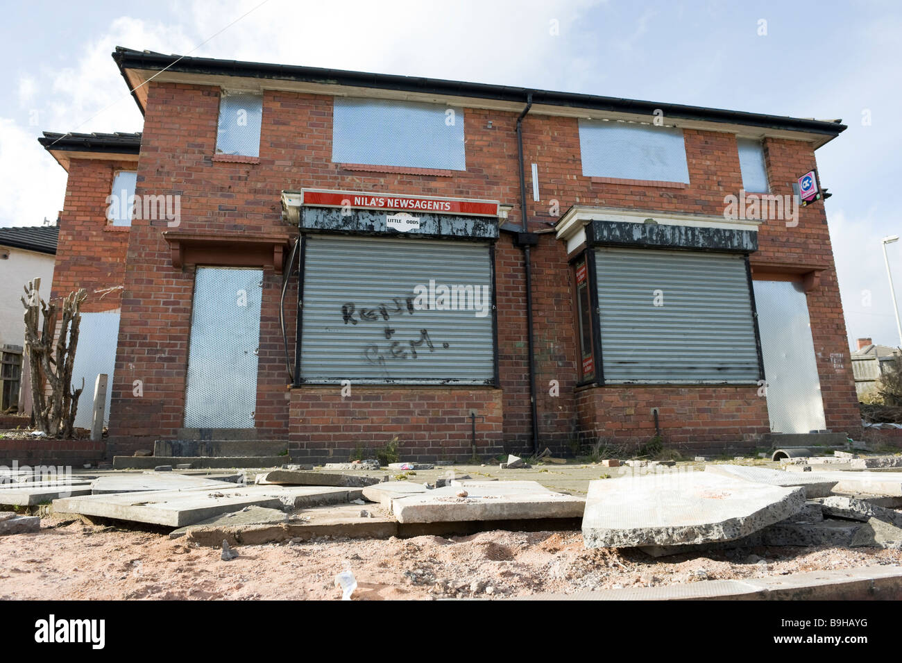 Un vuoto e abbandonato shop su un alloggiamento abbandonati tenuta vicino a Wolverhampton nel West Midland Foto Stock