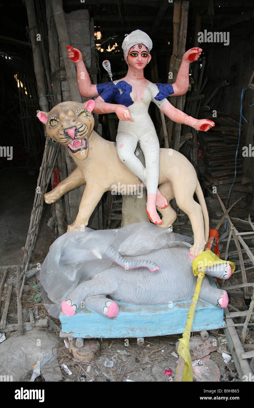 Semi-verniciato Statua di Durga Riding Lion, Potters Mercato, Kumortuli, Kolkata Foto Stock
