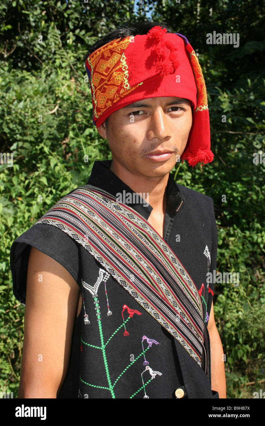 Giovani Karbi Tribe Uomo in abito tradizionale Foto Stock