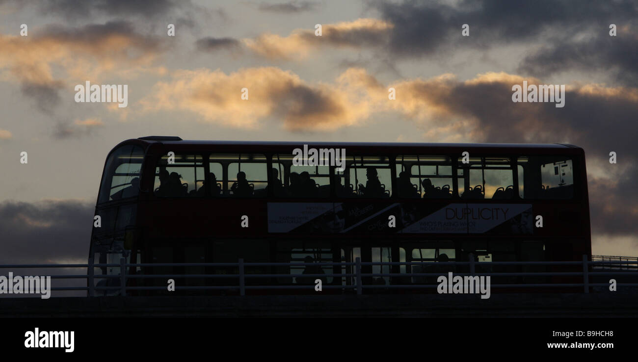 Un double-decker si profila come si attraversa un ponte in Londra Inghilterra Mercoledì 24 marzo 2009 Foto di Akira Suemori Foto Stock