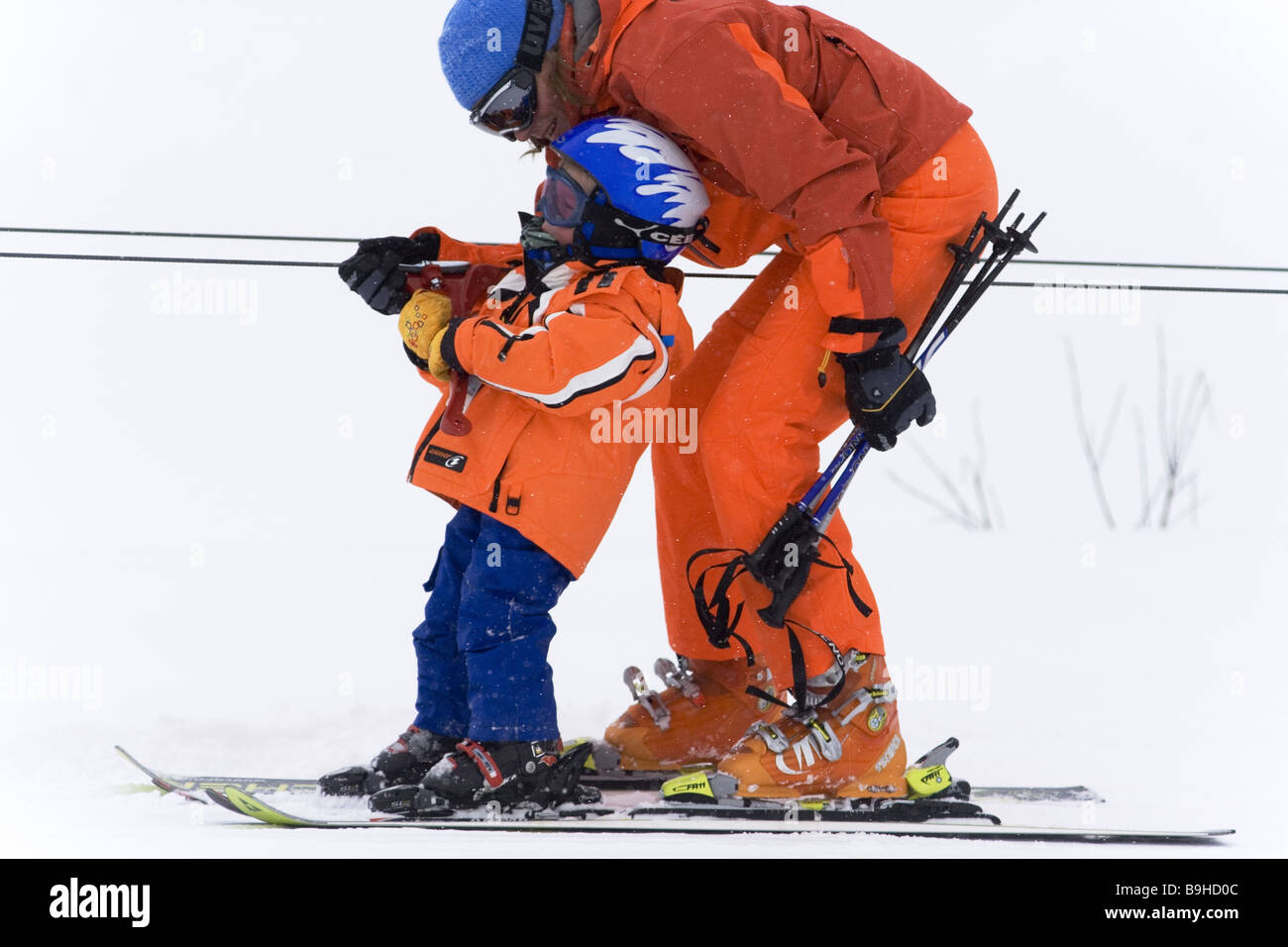 La madre del bambino cavo sci invernale di sollevamento Foto Stock
