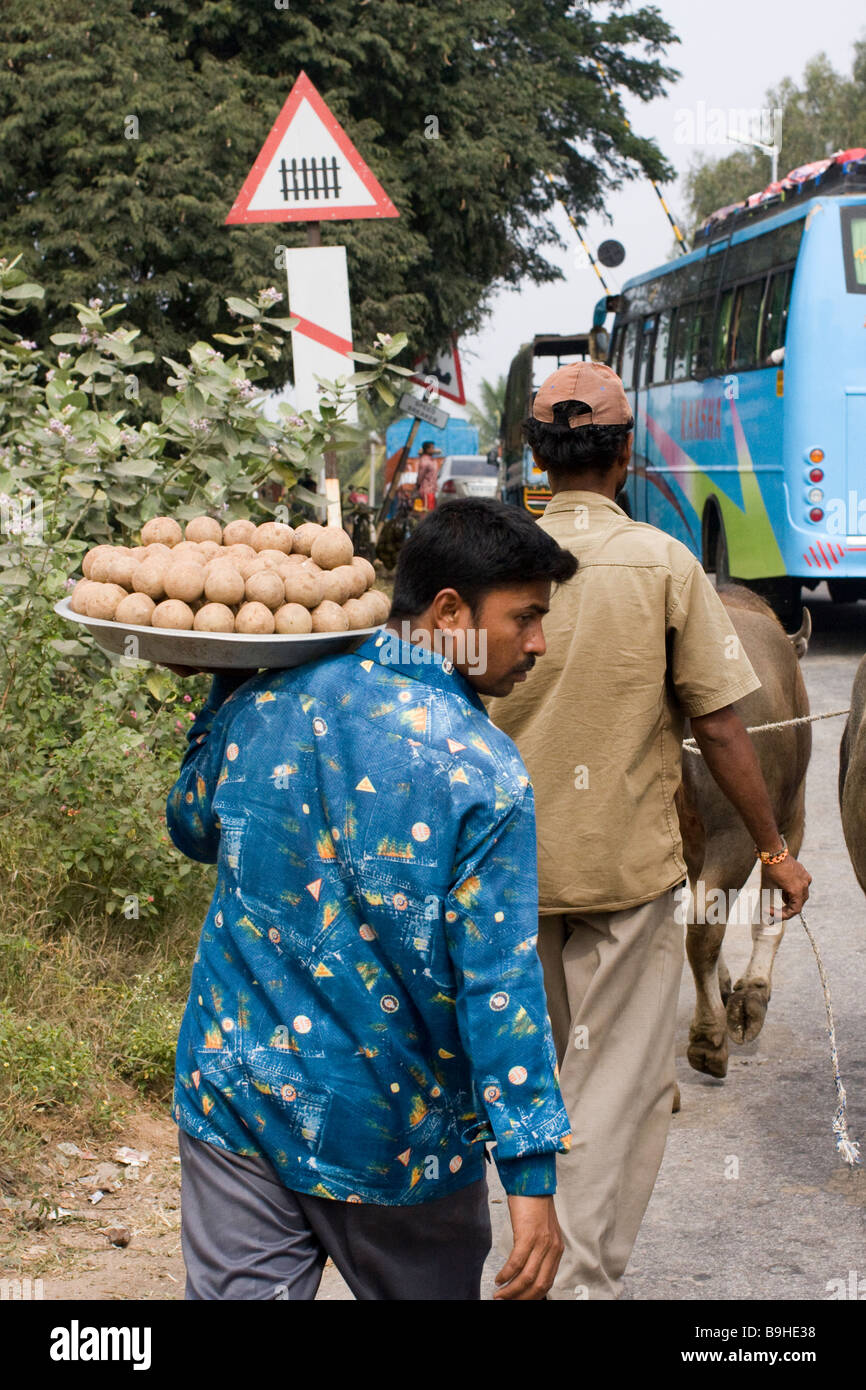 Indiano venditori di frutta sulla strada Foto Stock