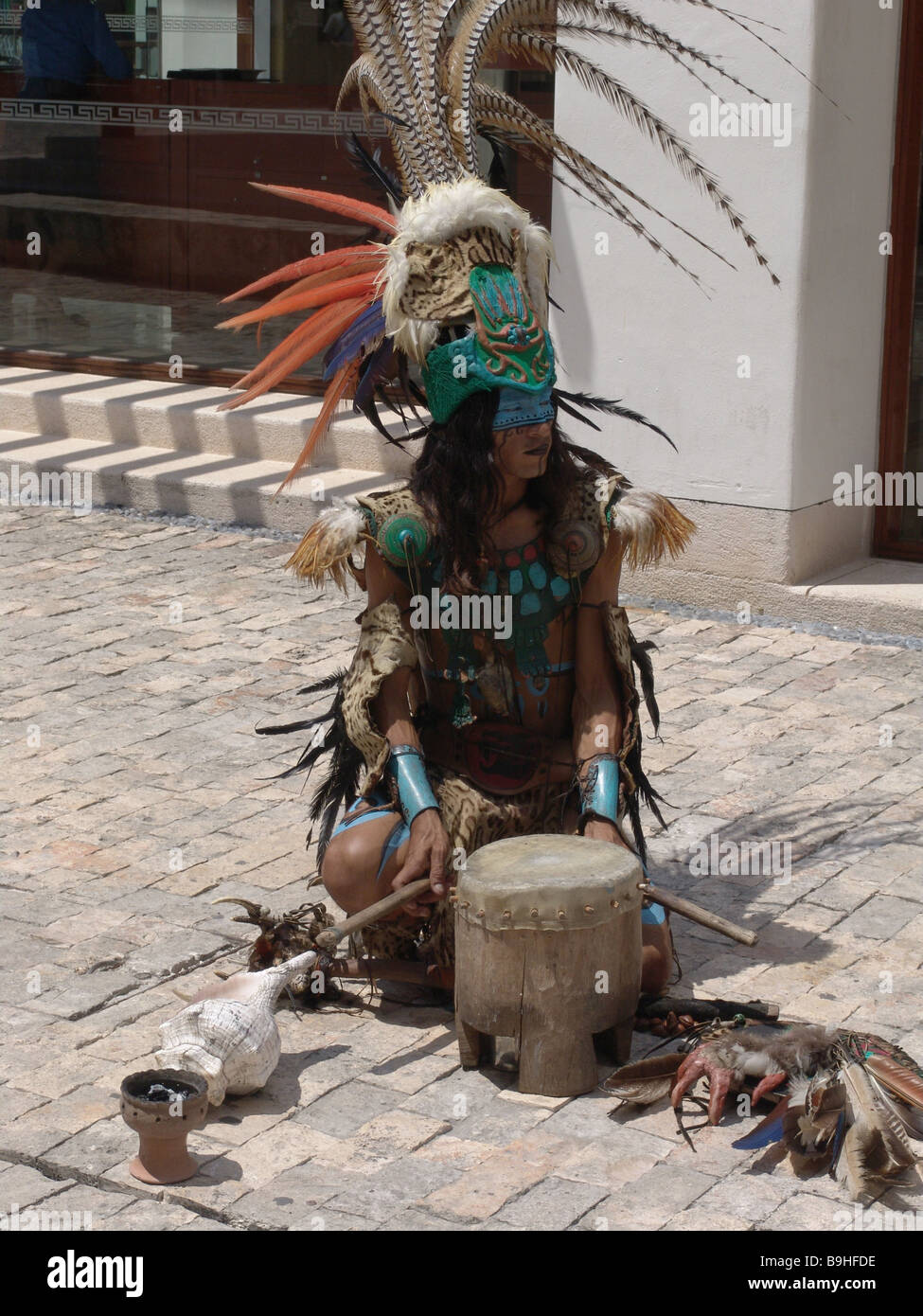 Messico Yucatan Nativi Americani abbigliamento tradizionalmente tamburo Maya  musica America centrale la gente le strade strade luogo-musicisti Foto  stock - Alamy