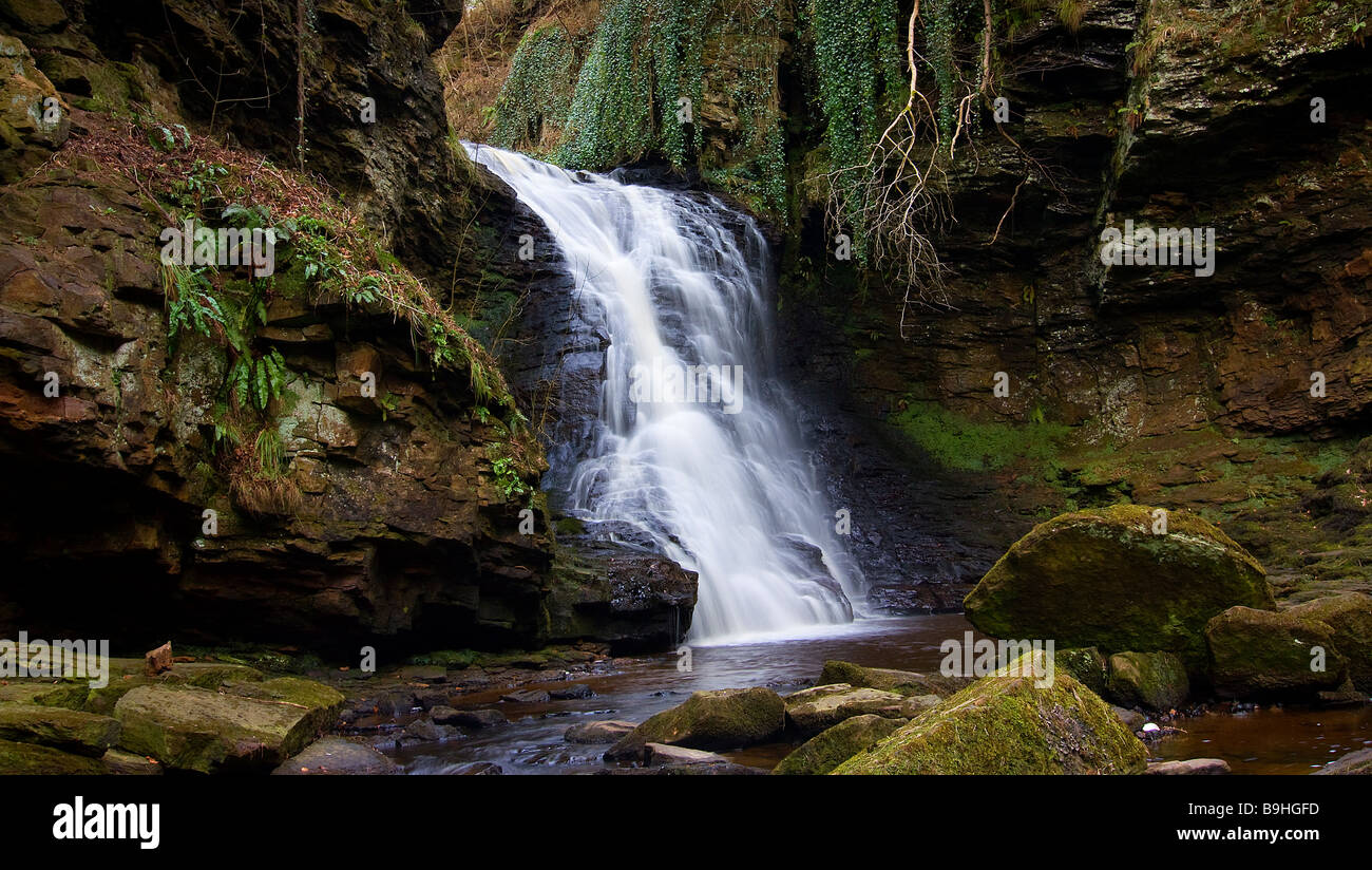 Vista del paesaggio di incredibile cascata a Hareshaw lynn masterizzare Bellingham Northumberland Foto Stock