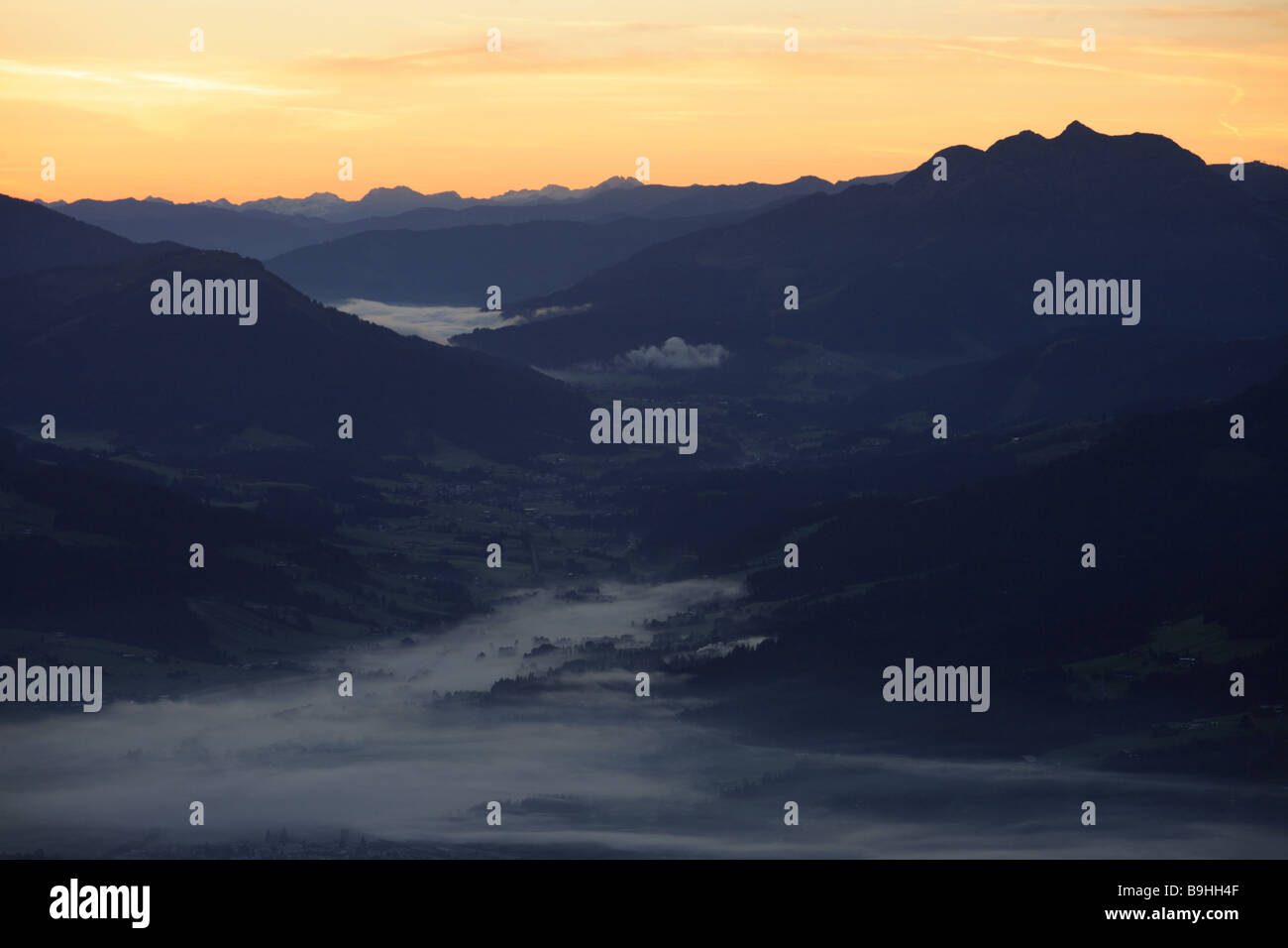 Austria Tirolo Wilder Kaiser Baumgartenkopf valle-sguardo Johann twilight Alpi Kaiser-montagne paesaggio di montagna Foto Stock