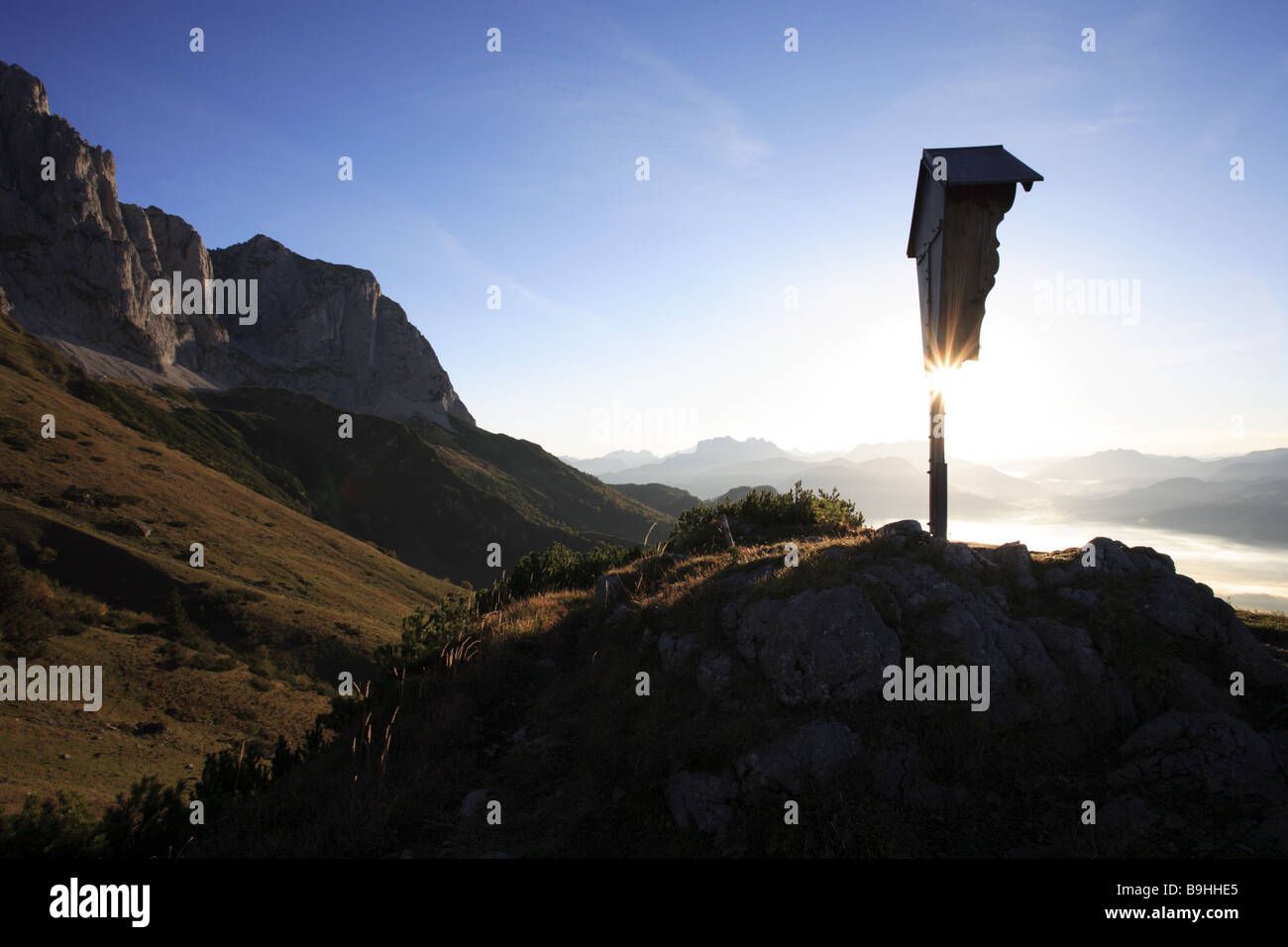 Austria Tirolo Wilder Kaiser Baumgartenkopf legno-croce indietro luce autunno montagne delle Alpi Kaiser-montagne paesaggio di montagna Foto Stock