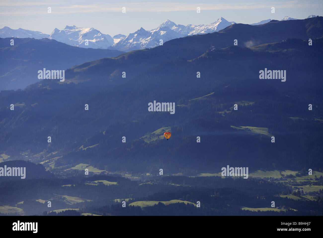 Austria Tirolo Wilder Kaiser Baumgartenkopf mountain-panorama mongolfiera Alpi Kaiser-montagne paesaggio di montagna Valle-sguardo Foto Stock