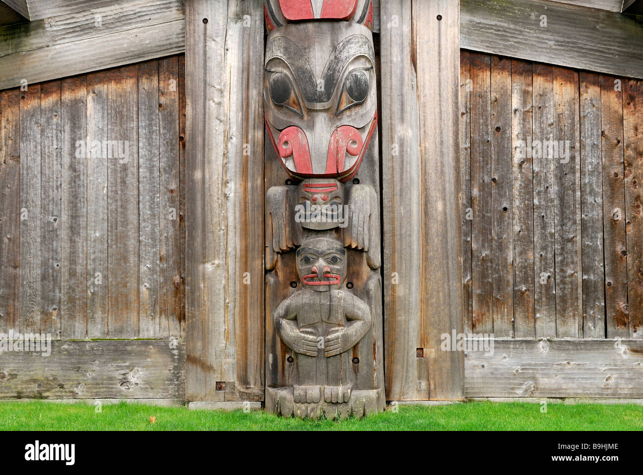 Il totem pole integrato in una longhouse, il Royal BC Museum, Victoria, British Columbia, Canada, America del Nord Foto Stock
