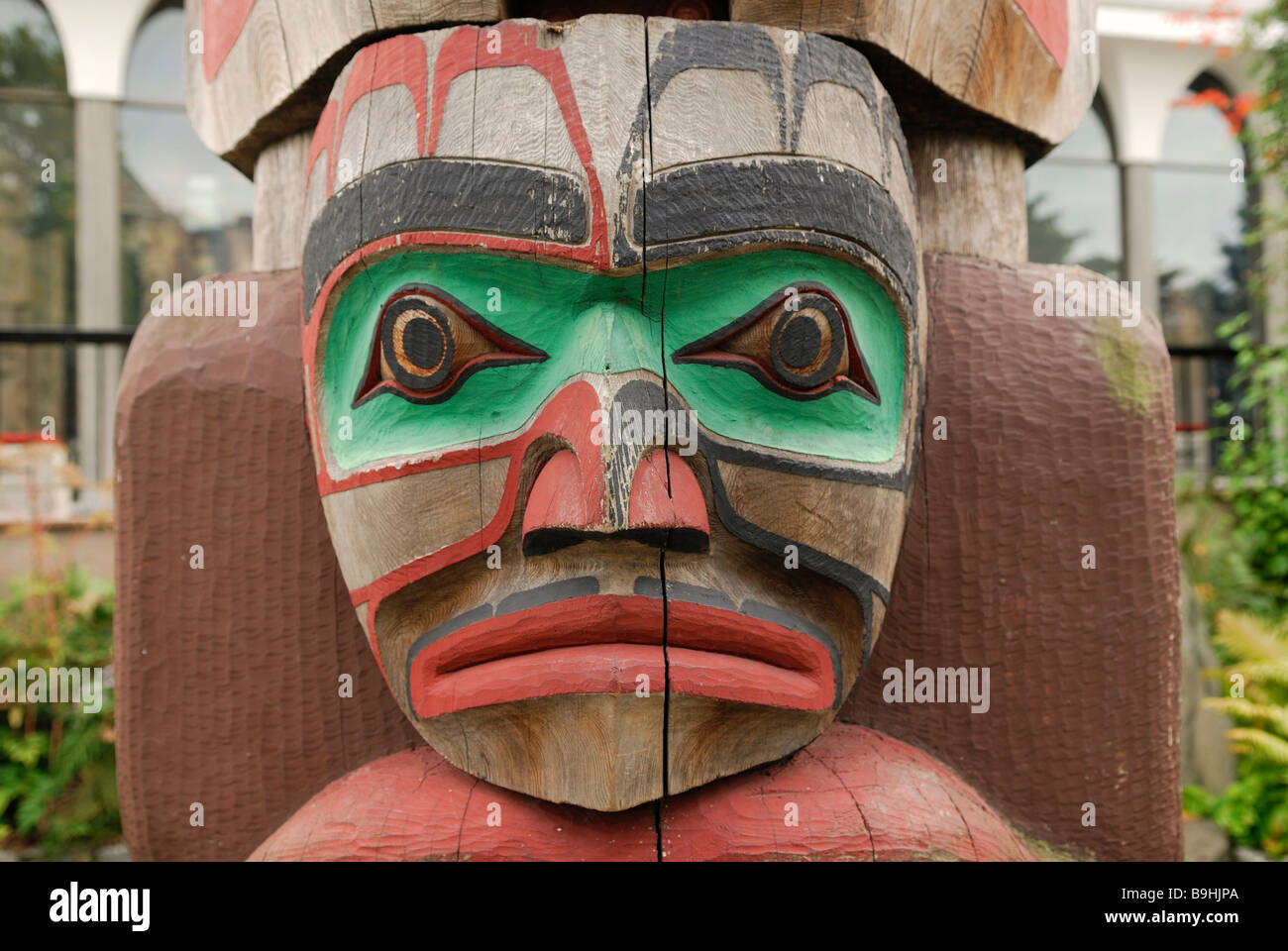 Faccia su un nativo americano del totem pole, dettaglio, il Royal BC Museum, Victoria, Isola di Vancouver, British Columbia, Canada, Nord Amer Foto Stock