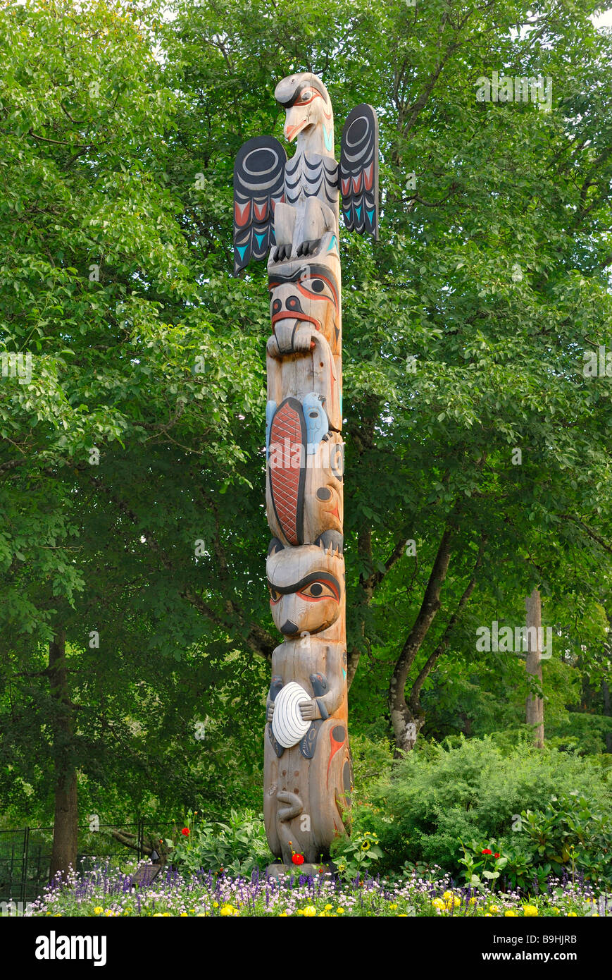 Native American totem pole, Butchart Gardens Vicino a Victoria, Isola di Vancouver, British Columbia, Canada, America del Nord Foto Stock