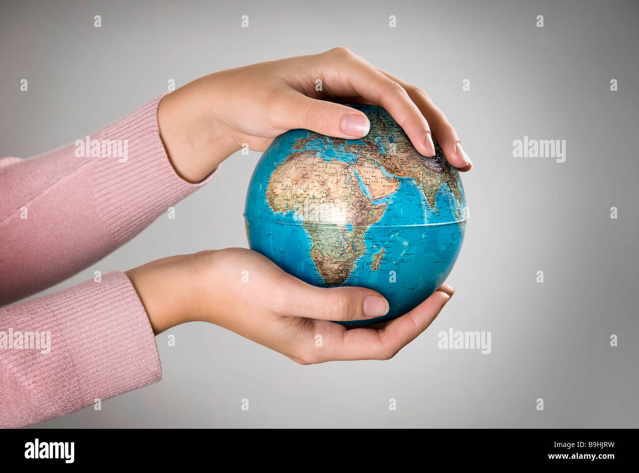 Femmina globo di contenimento Foto Stock