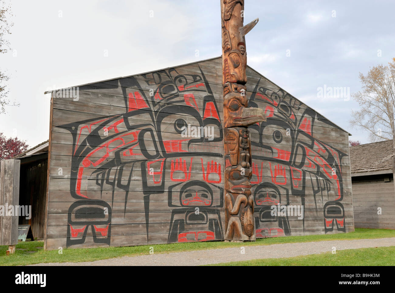 Timpano della facciata di un indiano longhouse, K'sun paese-museo, Hazelton, British Columbia, Canada, America del Nord Foto Stock