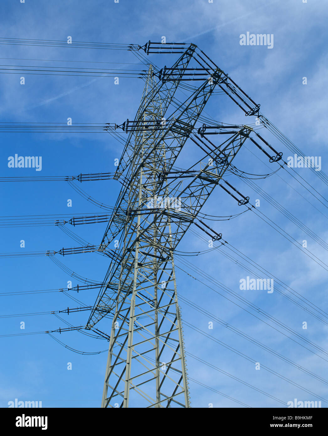 Torre elettrica sotto un cielo blu da un worm's-eye Foto Stock