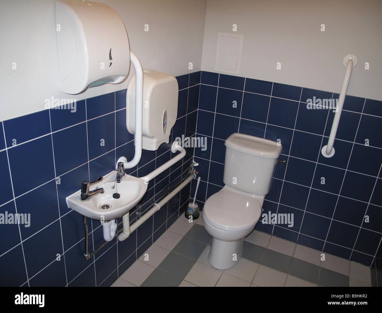 Bagno per disabili in edificio per uffici Foto Stock