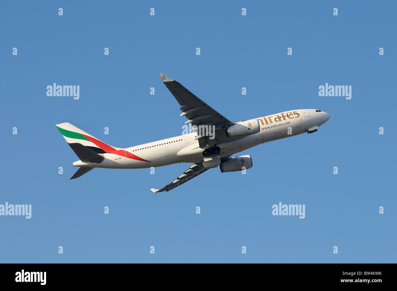 Emirates aeromobili commerciali Airbus A330-200 durante il volo di salita Foto Stock
