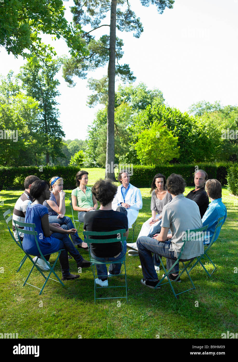 Circolo di persone in riabilitazione, all'aperto Foto Stock