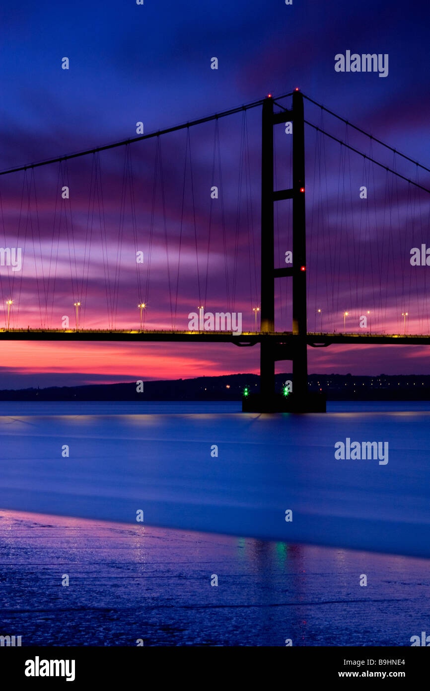 Il Humber Bridge sul fiume Humber tra North Lincolnshire e East Yorkshire di sera Foto Stock