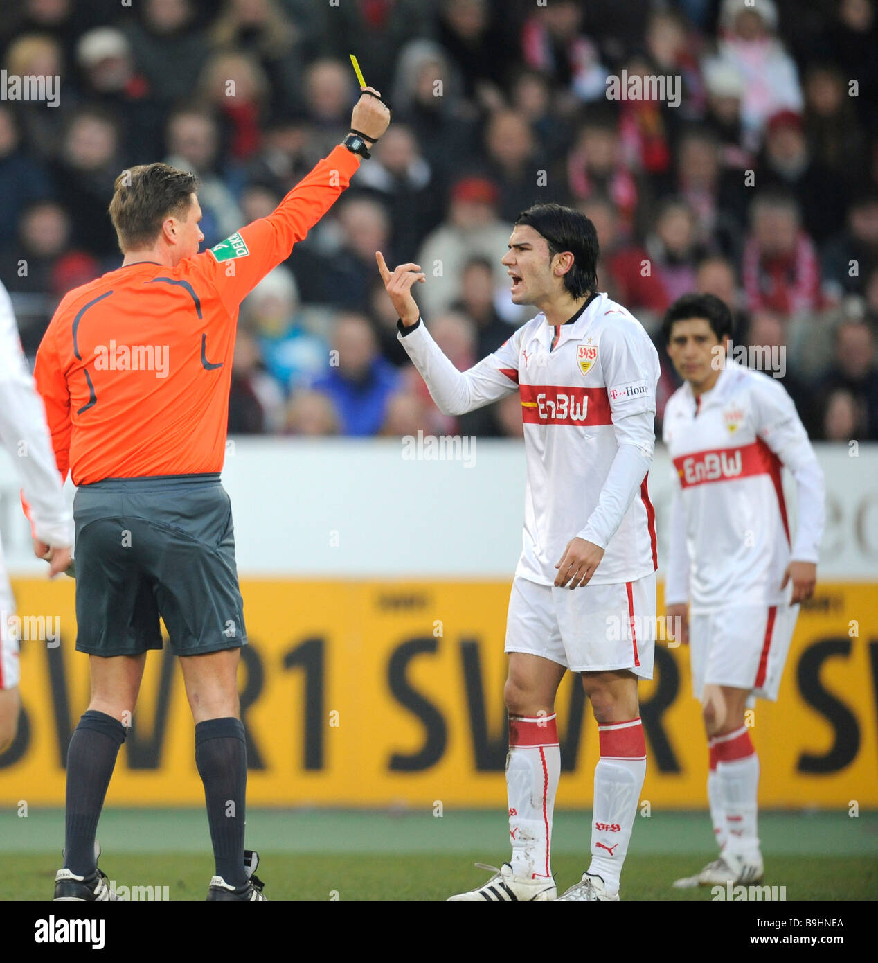Arbitro Thorsten Kinhoefer mostra Serdar Tasci, VfB Stuttgart, il cartellino giallo a destra è Ricardo Osorio, VfB Stuttgart Foto Stock