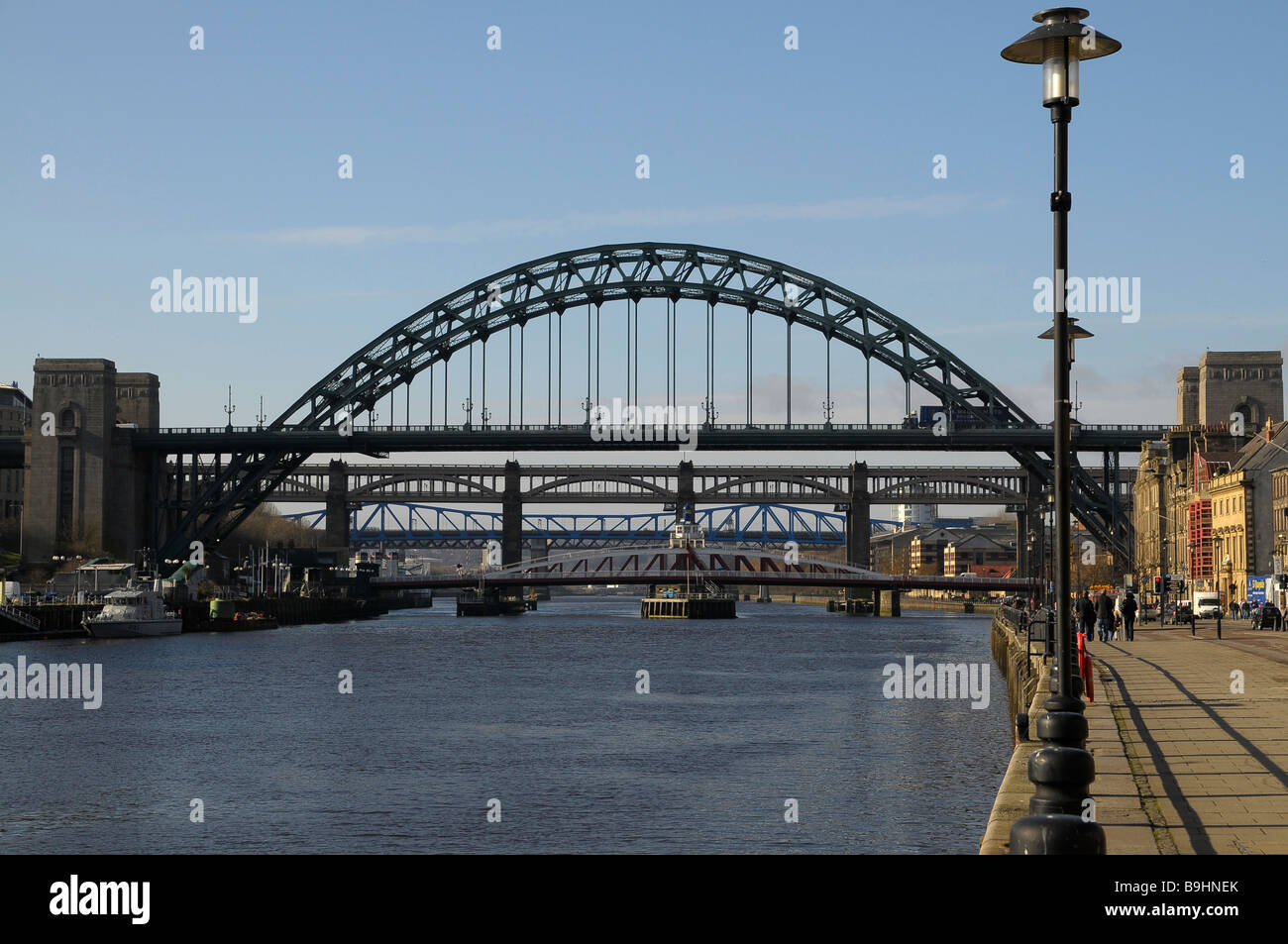 Il fiume Tyne a Newcastle-upon-Tyne con il Tyne Bridge e l'alto livello stradale e ferroviario al di là del ponte Foto Stock