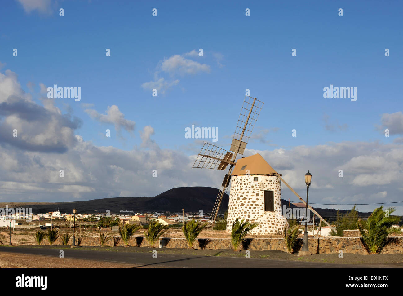 Il mulino a vento, Molinos, tre piani, Lajares, Fuerteventura, Isole Canarie, Spagna, Europa Foto Stock